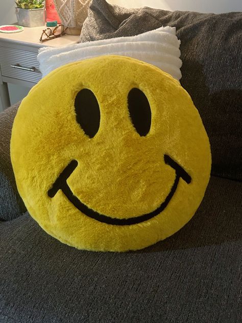 Cute Throw Pillows Aesthetic, Cute Bed Pillows, Smiley Face Room, Yellow Wishlist, Cute Pillows Aesthetic, Throw Pillows Aesthetic, Smiley Pillow, Smiley Face Pillow, Smiley Face Aesthetic