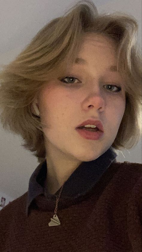 pretty girl cool hair gay bi handsome girl Hair Cut Inspo Teen Girl Short, Wolfcut Really Short Hair, Short Hairstyle Women Blonde Straight, Girl Short Hair Tomboy, Short Wolfcut Girl Hair, Non Binary Hairstyles, Short Haircut Girl, Short Girl Hair, Short Hair Wolfcut