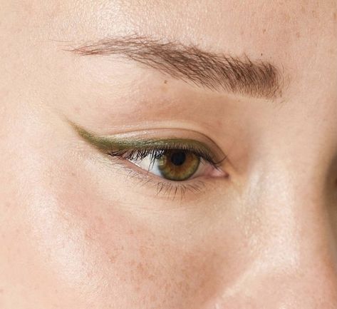 Green Eyeliner, Smink Inspiration, Green Eyeshadow, Eye Makeup Art, Makati, Makeup Eyeliner, Pretty Makeup, Artistry Makeup, Aesthetic Makeup