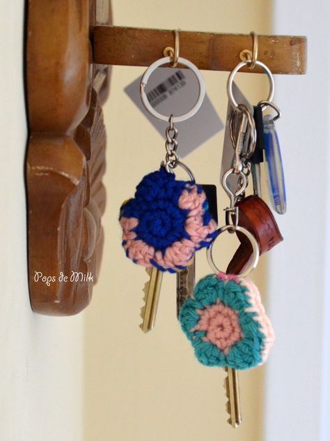 Crochet Flower Key Cosy - Pops de Milk Crochet Key Cozy, Crochet Key Cover Free Pattern, Key Cover Crochet, Nerdy Crochet Patterns, Key Crochet, Nerdy Crochet, Crochet Key Cover, Chain Chomp, Mug Cover