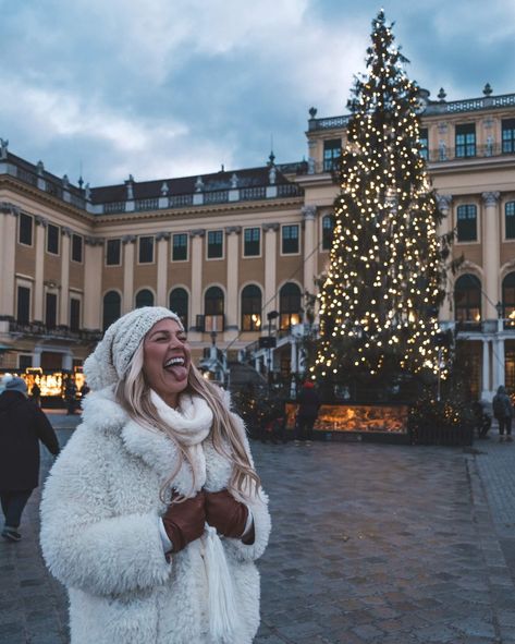 Christmas Market Outfit Ideas, Vienna Street Style, Wien Christmas, Vienna Winter, Blonde Abroad, Vienna Christmas, Vienna Travel, Batman Outfits, Punk Rock Outfits