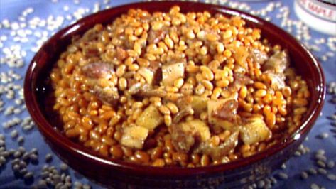 Canadian Baked Beans, Boston Baked Beans Recipe, Quebec Food, French Canadian Recipes, Maple Baked Beans, Boston Brown Bread, Canada Recipes, Beans Baked, Canadian Dishes