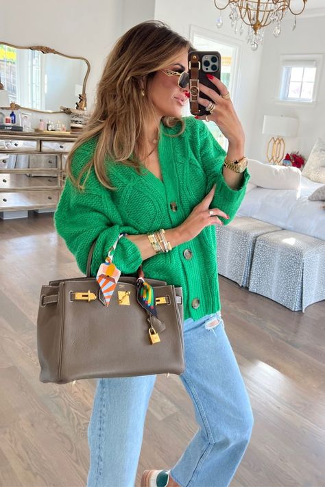 How To Style A Green Cardigan, Kelly Green Cardigan Outfit, Spring Cardigan Outfit, Outfit With Pearls, Cardigan Outfit Spring, Green Cardigan Outfit, Knit Cardigan Outfit, Sweater And Jeans Outfit, Trainers Outfit