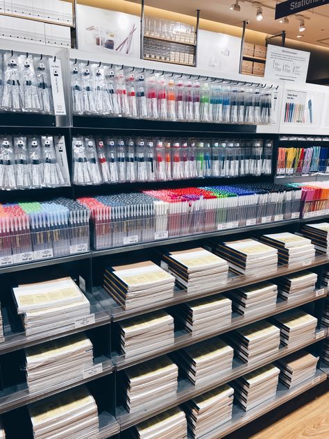 University Stationery, Stationery Shops, Muji Stationery, Pen Obsession, Gel Pen Art, Muji Pens, Athletic Chic, Studying Stationary, Stationery Obsession