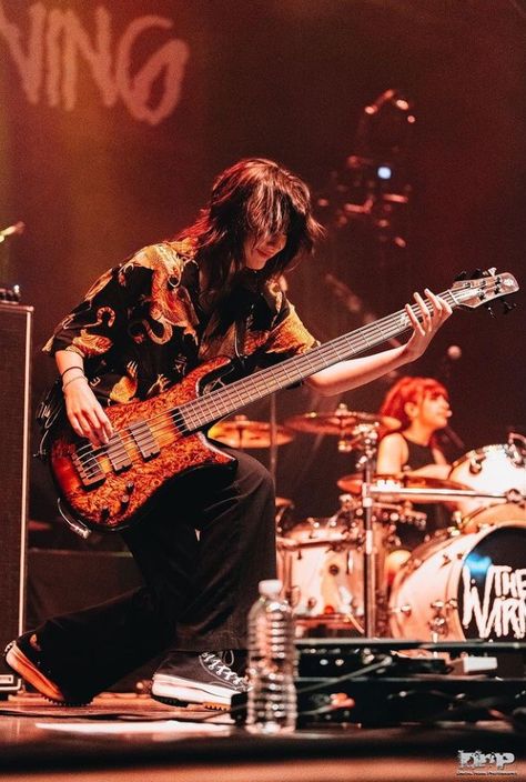 Bass Guitarist Aesthetic, Rock Star Reference, Bassist Reference, Bassist Girl, Female Guitarist Aesthetic, Guitarist Outfit, Bass Player Aesthetic, Girl Bassist, Female Rockstar Outfit