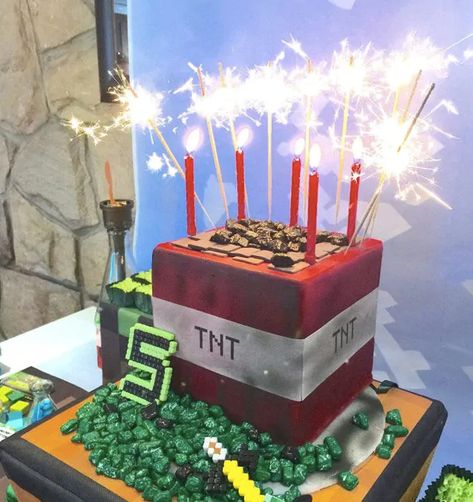 25 of the best Minecraft cakes to make at home | Mum's Grapevine Kids Appetizers, 30th Birthday Party Games, Appetizers Halloween, Minecraft Party Games, Diy Minecraft Birthday Party, Minecraft Party Decorations, Cake Sparklers, Minecraft Birthday Cake