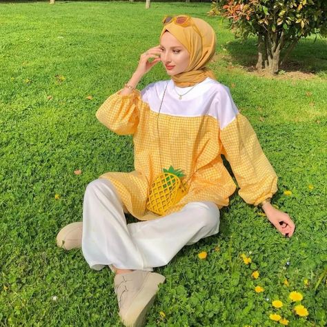 Yellow Hijab Outfit, Yellow Hijab, Manto Model, Green Top Outfit, Hijabi Styles, Hijab Clothes, Diy Belt For Dresses, Muslimah Outfit, Fashion Modest