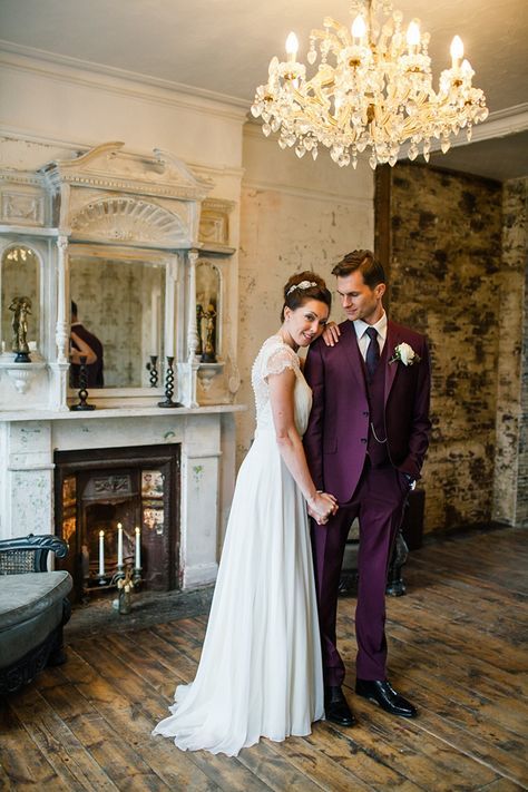 un traje morado Vintage Wedding Groom, Fall Groom, Dark Purple Wedding, Dapper Grooms, Vintage Groom, Chic Vintage Brides, Wedding Colors Purple, Groom Looks, Groom Outfit