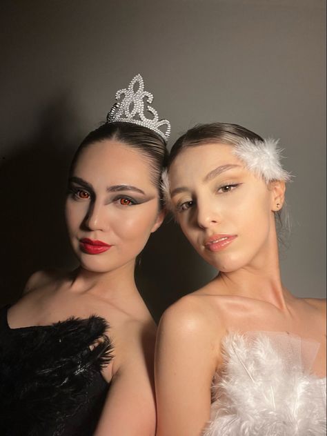 White Swan Makeup, White Swan Costume, Black Swan Makeup, Halloween Duo, Halloween Duos, Duo Costumes, Diy Crown, Halloween Inspo, Halloween 2