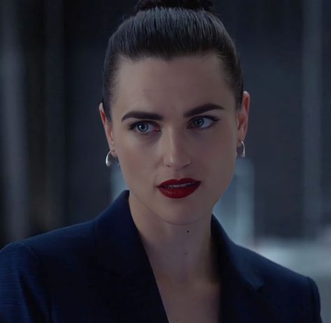 Lena Luthor Supergirl, Lena Luthor Season 6, Katie Mcgrath Lena Luthor, Lena Luthor Aesthetic, Lena Luthor Outfits, Chyler Leigh Supergirl, Kara Danvers Supergirl, Supergirl Comic, Sleek Updo