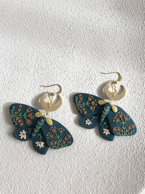 Dragonfly Clay Earrings, Butterfly Earrings Clay, Cercei Din Lut Polimeric, Flowers Polymer Clay, Moth Earrings, Folk Flowers, Polymer Clay Flower Jewelry, Diy Earrings Polymer Clay, Moth Art