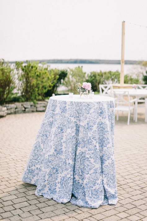 White And Blue Tablecloth, Blue And White Cocktail Table, Blue Toile Tablescape, Blue Floral Tablecloth Wedding, Blue And White Tea Party, Wedding Coquette, Blue And White Party, French Blue Wedding, Chinoiserie Wedding