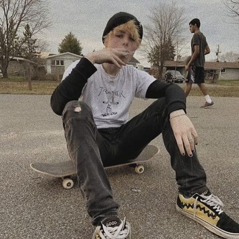 𝖆𝖗𝖙𝖍𝖔𝖊𝖌𝖗𝖚𝖓𝖌𝖊 Edgy Skater Boy Aesthetic, Guys Skateboarding, Grunge Skater Boy Aesthetic, Skater Boy Aesthetic Outfit, Grunge Skater Boy, 90s Skater Boy, Skater Boy Aesthetic, Skater Guy, Skater Boy Outfits