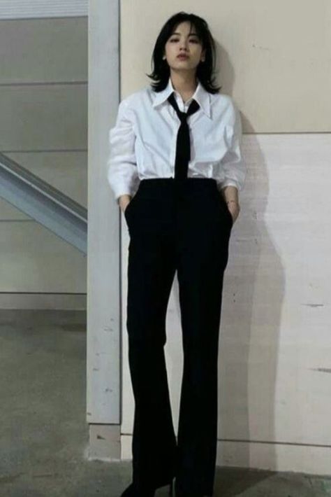 Top 15 Chic Tomboy Outfits To Redefine Cool Boyish Style Tomboy Suit, Women In Suits Aesthetic, Lee Joo Young, Tie Outfit, Woman In Suit, Woman Suit Fashion, Tomboy Outfits