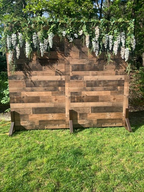 Wood Backdrops For Wedding, Fence Backdrop Ideas, Outdoor Backdrop Wedding, Flower Wall Wedding Ceremony Backdrop, Wisteria Backdrop, Barn Door Wedding, Wedding Backdrop Wall, Wedding Ceremony Backdrop Outdoor, Palette Wall