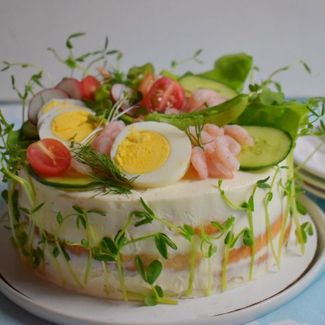 Salad Cake Recipe, Tea Sandwich Cake, Savory Cakes Ideas, Swedish Sandwich Cake Recipes, Savory Cake Ideas, Savoury Birthday Cake, Sandwich Cake Ideas, Swedish Sandwich Cake, Smorgastarta Sandwich Cake