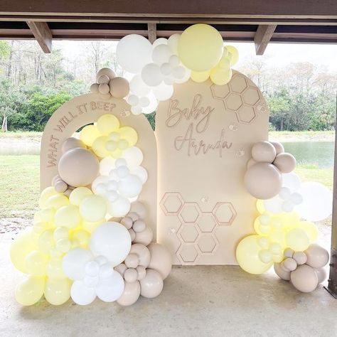 Honey Bee Balloon Garland, What Would It Bee Gender Reveal, He Or She What Will It Bee, What Will Baby Bee Gender Reveal, What Will It Bee Gender Reveal, Bee Theme Gender Reveal Party, Bee Gender Reveal Party, Bee Balloon, Baby Balloons