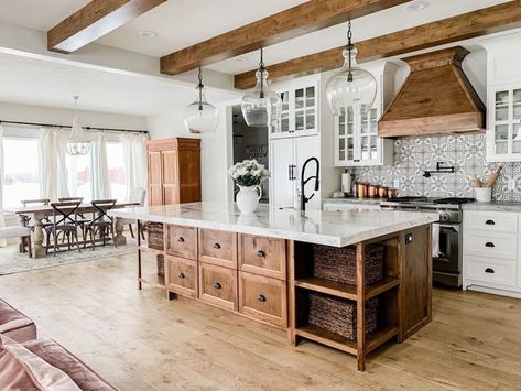 White Sparrow, Job Tips, Barn Kitchen, Pine Kitchen, Wood Island, Timeless Kitchen, Brown Kitchens, Farmhouse Kitchen Design, Cabinet Ideas