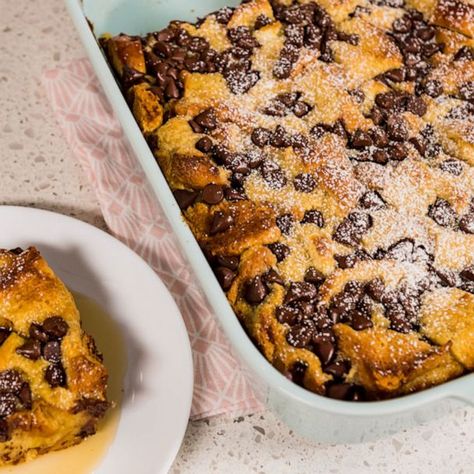 How to make the perfect sweet brunch treat, a Chocolate Chip French Toast Casserole | GMA Chocolate Chip French Toast Casserole, Chocolate Chip French Toast, Cheesecake French Toast, Sweet Brunch, French Toast Muffins, Toast Casserole, Chocolate Chip Cheesecake, Frozen Chocolate, Island Food