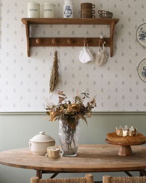 Wallpaper Ideas For Kitchen, Wallpapered Kitchen, Delicate Wallpaper, Attic Kitchen, Modern Floral Wallpaper, Swedish Wallpaper, Us Wallpaper, Cottage Kitchen Decor, Green Floral Wallpaper