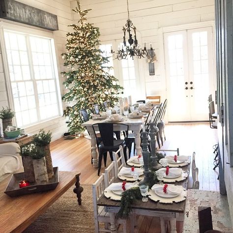 A feast for the big peeps and the littles #farmhousechristmas Joanna Gaines Christmas, Johanna Gaines, Ombre Christmas Tree, Gaines Farmhouse, Joanna Gaines Farmhouse, Chip And Joanna Gaines, Décor Boho, Table Vintage, Magnolia Homes