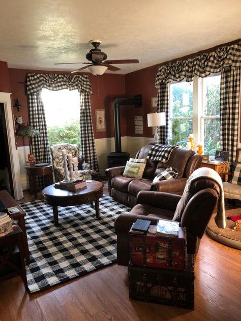 Buffalo Plaid Living Room, Cosy Living Room Ideas, Tall Ceiling Living Room, Country Farmhouse Living Room, Plaid Living Room, Lodge Living Room, Living Room Wall Decor Ideas, Room Wall Decor Ideas, Furniture Design Ideas