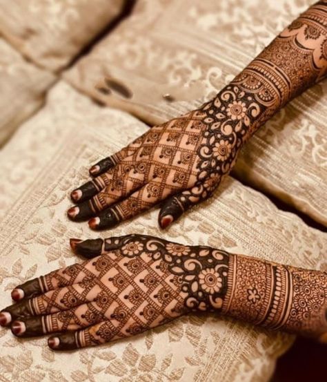 Jaali Mehendi Design, Bridel Mehandi Full Hand Back Side, Mehendi Designs For Hands Bride, Mahendi Pics, Bharva Mehndi Designs, Ring Ceremony Mehndi Designs, Mehndi Designs For Women, Bride Mahendi, Full Hand Henna