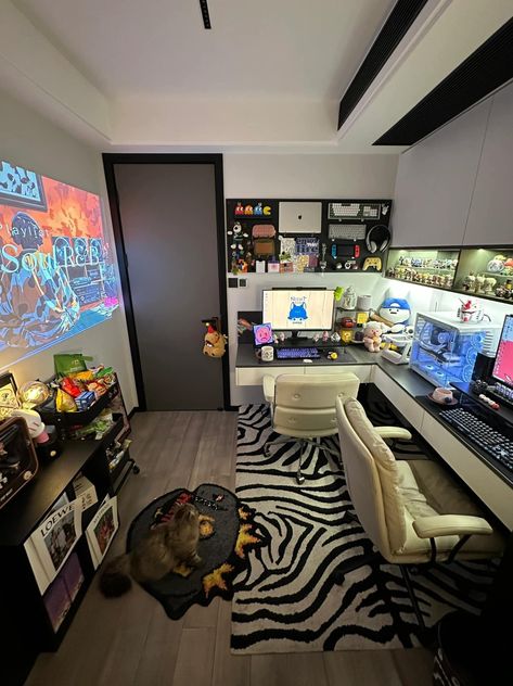 Gaming Room Display Ideas, Gaming Room Tv Setup, Living Room Pc Setup, Game Room Design Small Space, Gamer Studio Apartment, Manga Desk Setup, Shared Gaming Room Setup, Male Gaming Room, Desk Setup Aesthetic Modern