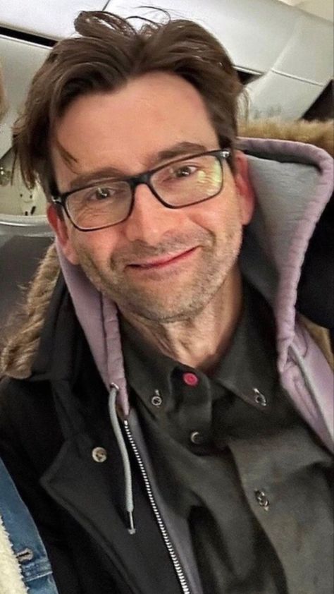 Cute David Tennant, David Tennant Haircut, Character Poses Reference Photo, David Tennant Wallpaper Pc, David Tennant Good Omens, David Tennant Aesthetic, David Tennant Crowley, David Tennant Icon, Young David Tennant