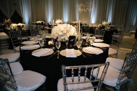 Wedding With Black Tablecloths, Black Table Cloth Wedding, Round Table Decor Wedding, Black Tablecloth Wedding, Casablanca Party, Silver Wedding Reception, Silver Wedding Centerpieces, Black Table Cloth, Black And White Centerpieces