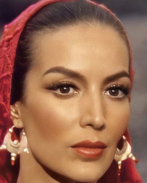 Vintage Mexican Makeup, Mexican Make Up, Maria Felix Aesthetic, Mexican Woman Aesthetic, Mexican Glamour, Mexican Makeup Look Traditional, Mexican Makeup Look, Mexican Makeup, Vintage Makeup Looks