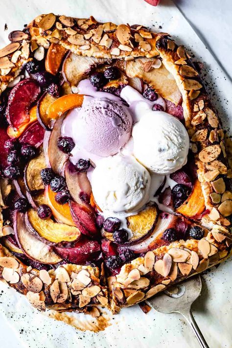 Blueberry Galette Recipe, Galette Dough, Blueberry Galette, Best Summer Desserts, Fruit Tart Recipe, Cake Light, Peach Blueberry, Galette Recipe, Food Fast