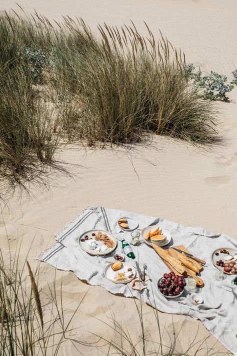 Picnic Fashion, Picnic Inspiration, Beach Bucket, Winter Beach, Romantic Picnics, Madame Tussauds, Summer Bucket Lists, Beach Poses, A Picnic