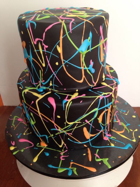 Paint splatter cake. Black fondant, royal icing 'paint' Paint Splatter Party Ideas, Splatter Cake Ideas, Neon Drip Cake, Neon Bday Cake, Glow Party Cake Ideas, Black Light Cake, Neon Splatter Cake, Neon Cake Ideas, Paint Splatter Party