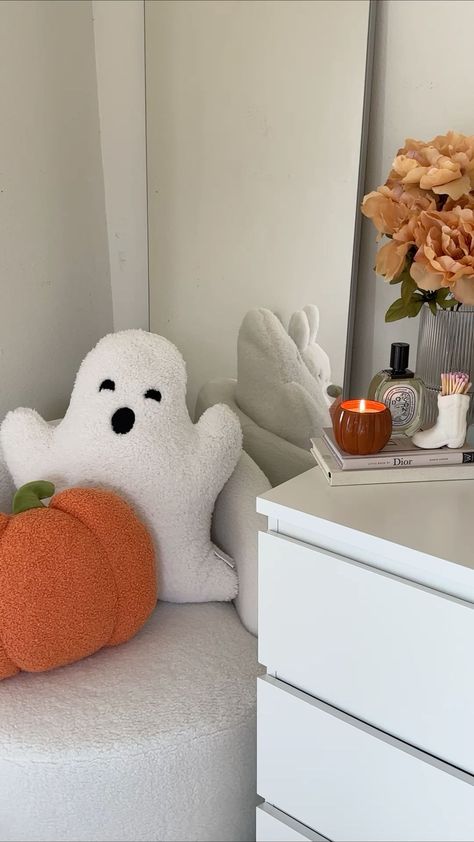 Halloween Home Decor Aesthetic, Bedroom Decor Halloween, Fall Decor Room Ideas, Cozy Fall Bedroom Ideas, Fall Room Makeover, Preppy Halloween Room, Aesthetic Fall Room, Halloween Apartment Decor, Fall House Decorations