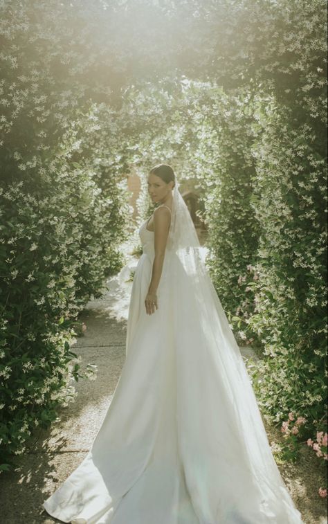 Godly Wedding, Photoshoot Park, Bride Pics, Natural Light Wedding Photos, Photography Natural Light, Bride Photoshoot, Light Wedding, Bridal Photoshoot, Breathtaking Wedding