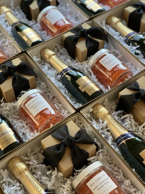 Champagne Box Ideas, Champagne Themed Gift Baskets, Black And Gold Gift Box Ideas, Mini Champagne Gift Ideas, Champagne Gift Box Ideas, Wine Present Ideas, Wine Basket Gift Ideas Diy, Champagne Gift Ideas, Champagne Gift Basket