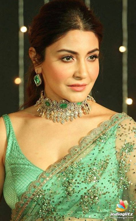 Anushka Sharma Anushka Sharma Movies, Uncut Necklace, Reception Makeup, Virat Kohli And Anushka, Polki Choker, Choker Designs, Actress Without Makeup, Polki Necklace, Neck Accessories