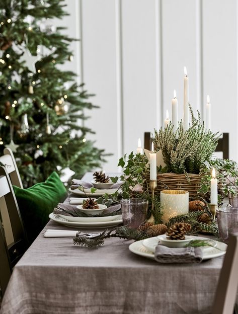 Christmas Rustic Christmas Table, Natal Natural, Table Centerpiece Ideas, Hanging Centerpiece, Christmas Table Centerpiece, Festive Tablescape, Christmas Table Setting, Christmas Table Centerpieces, Natural Christmas