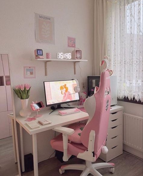 not mine ! Desk Storage Small Space, Small Room With Gaming Setup, Cute Pc Set Up, Aesthetic Set Up, Pink Set Up, Gaming Set Up, Desk Set Up, Pc Set Up, Bedroom Setup Ideas