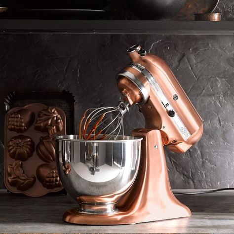 Cool Mom Eats holiday gift guide 2016: Looking to spoil the cook who has everything? This gorgeous copper KitchenAid stand mixer is a knock out gift! Copper Kitchen Accessories, Rose Gold Kitchen, Header Design, Gold Kitchen, Kitchen Mixer, Simple Kitchen, Copper Kitchen, Stand Mixer, Kitchen Makeover