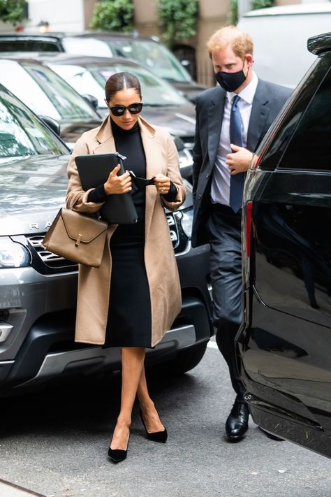 Meghan Markle Outfit, Estilo Meghan Markle, Red Pantsuit, Princ Harry, New York Trip, Suits Actress, Meghan Markle Outfits, How To Have Style, Meghan Markle News