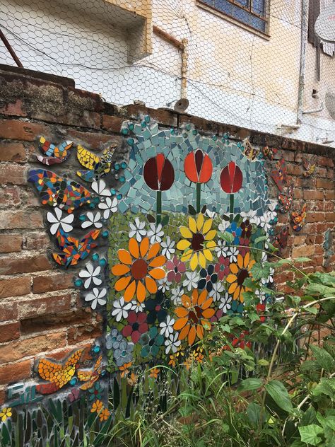 Outdoor Mosaic, Garden Fence Art, Mosaic Art Diy, Unique Garden Decor, Mosaic Garden Art, Mosaic Art Projects, Mosaic Murals, Color And Texture, Wall Art Ideas