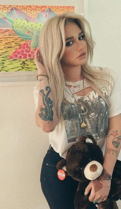 Happy Friday Animals, Female Celebrity Tattoos, Celebrities With Tattoos, Celebrity Tattoos Women, Tattoos 2022, Kesha Rose, Interesting Tattoos, The Best Tattoos, New Tattoo Designs