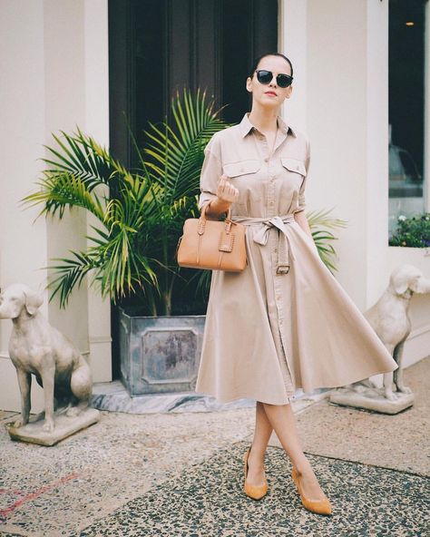 627 Me gusta, 11 comentarios - Veronica Popoiacu (@bittersweetcolours) en Instagram: "Flanked by dogs and wearing timeless classic @poloralphlauren! Currently on the blog Outfit…" Work Wear Spring, Spring Neutrals, Beige Shirt Dress, Tan Dress Shirt, Bittersweet Colours, Work Dresses Outfits, Safari Dress, Shirt Dress Outfit, Clothing Blogs