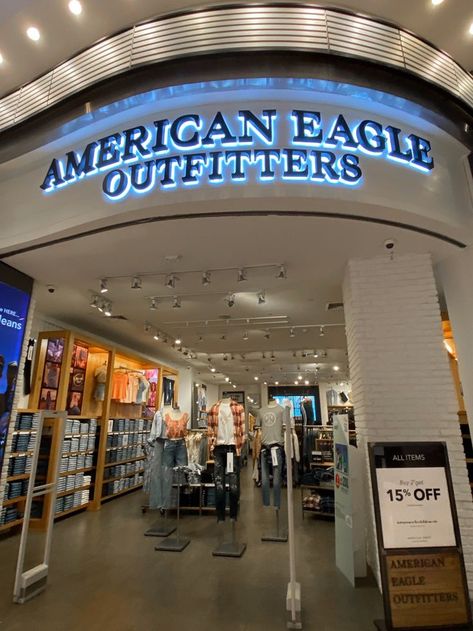 American Eagle Store Aesthetic, American Eagle Jeans Aesthetic, American Eagle Aesthetic, Hollister Store, August Autumn, American Eagle Store, Outfitters Clothes, America Trip, Sweater Aesthetic