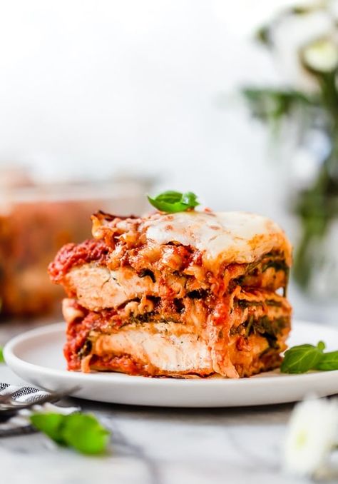 This easy Chicken Parmesan Lasagna is a combination of two classic dishes. It's the perfect family-friendly dish to feed a large crowd! Chicken Parm Lasagna, Chicken Parmesan Lasagna, Recipe Mushroom, Turkey Lasagna, Mushroom Lasagna, Breaded Chicken Cutlets, Mushroom Spinach, Spinach Mushroom, Easy Chicken Parmesan