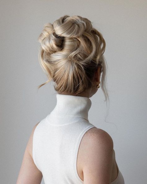 Another easy claw clip hairstyle!✨ The type of claw clip you use can really change the vibe of the… | Instagram Hairstyle High Bun, High Bun Updo, Dinner Hair, Up Do Hairstyles, Alex Gaboury, Do Hairstyles, High Updo, Goals Life, Bun Updo