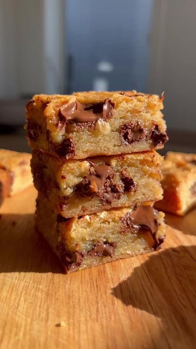 Chocolate Chunk Blondies, Blondie Dessert, Blondie Recipe, Chocolate Chip Blondies, Blondies Recipe, Chocolate Chunk, Cream Desserts, Ice Cream Desserts, Dessert Lover