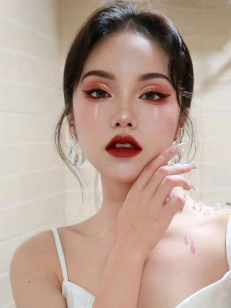 Asian Stage Makeup, Red Makeup Monolid, Burgundy Red Makeup Look, Red Korean Eye Makeup, Vampire Red Makeup, Monolid Reference, Burgundy Douyin Makeup, Bold Red Makeup Looks, Geisha Inspired Makeup